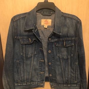 Levi’s distressed denim trucker jacket L
